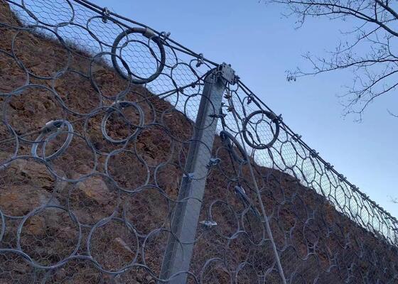 Flexibel schuttingennet voor rotsvalen Biedt barrièreoplossingen om rotsvalgevaren op hellingen en wegen te minimaliseren