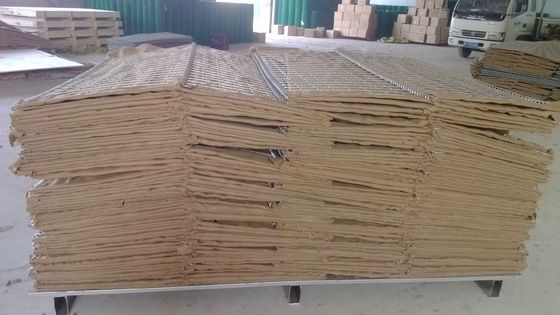 Moderne itaire verdedigingsbarrières gevuld met bruin geotextiel.
